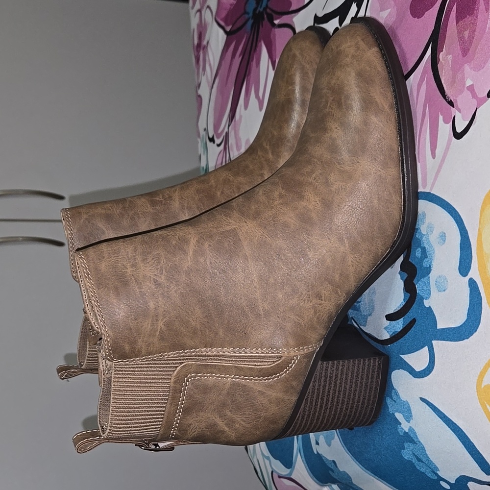 NWT Baretraps Rhoslyn Boots